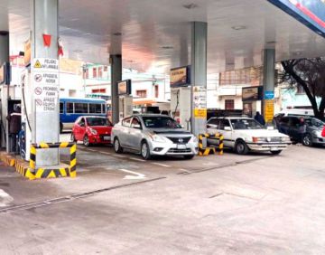 Suspenden servicio de carga de gasolina a autos que acumulan el producto
