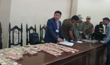 Sucre: Investigan a capitán de la Policía por dos delitos vinculados al exfiscal Roger Mariaca