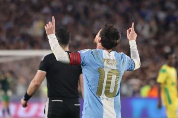 Messi se despide de la selección de Argentina con un penal y su gol 126