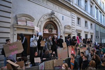 Miles de estudiantes se movilizan en Francia en demanda de recursos para educación