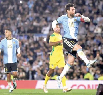 Lionel Messi anotó de penal su último gol con la Albiceleste.
