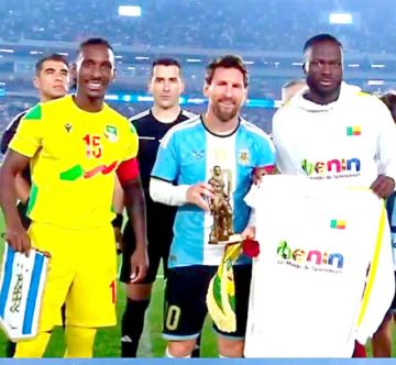 El 10 de Argentina recibió un presente del capitán de Benín.