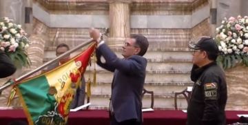 Rodrigo Paz condecora al pabellón de la Policía Boliviana por sus servicios al Estado
