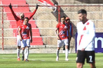 Los rancho guitarras celebran uno de los goles.