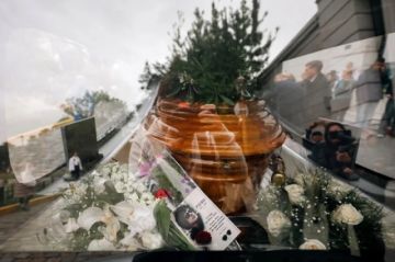 Familiares y amigos despiden al cantautor argentino Piero en cementerio de Buenos Aires