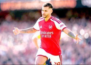 Arsenal gana sobre la hora y le mete presión al City