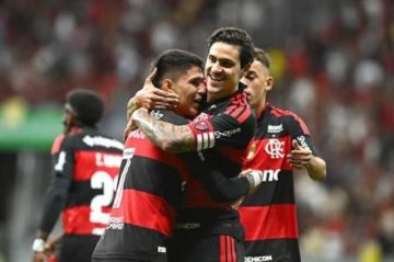 Flamengo y Palmeiras mantienen la lucha por el liderato tras ganar sus clásicos