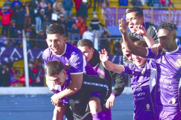 Los jugadores lilas festejan la victoria.