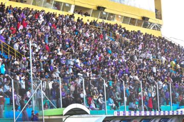 Hinchas del Real Potosí colmaron las graderías.