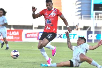 William Álvarez (i) escapa de la marca de su rival.