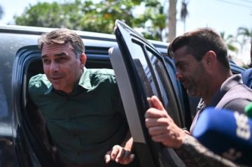 Flávio Bolsonaro visita a su padre en prisión domiciliaria tras levantarse la restricción judicial