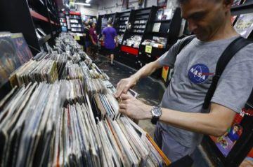 Vinilos, carretes y artes manuales: la reconquista del mercado analógico ante la IA