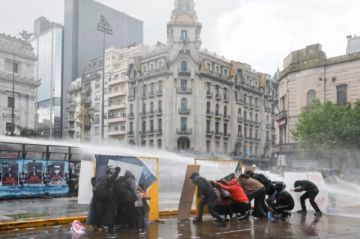 La policía reprime una masiva manifestación contra Milei en Buenos Aires