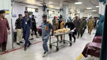 Derrumbe del techo de una escuela en Pakistán deja 28 niños m*ertos