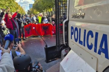 Protestas en Albania: nuevos choques con la Policía al rodear los manifestantes la sede del Gobierno