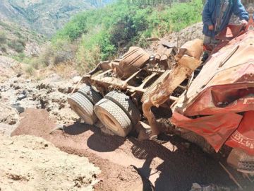Cisterna con 33.000 litros de diésel se embarranca en la bajada de Retiro