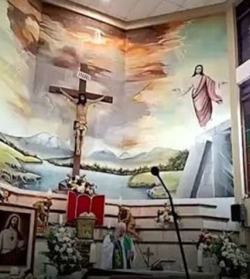 Ecuador: Un sacerdote fallece tras caerle una cruz en una misa transmitida en directo