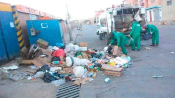 Personal de EMAP recoge la basura.