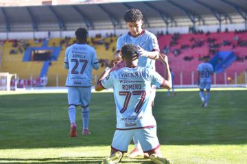 Los celestes celebran el gol de la victoria.