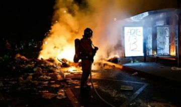 Macron rechaza la dimisión del ministro del Interior y pide más medidas contra los violentos