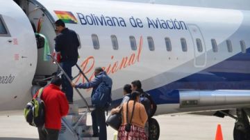 Rodrigo Paz promulga ley que garantiza pasajes aéreos solidarios para pacientes con cáncer
