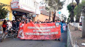 Maestros urbanos marchan en defensa de la educación