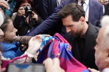 Messi llega a España para recoger el Princesa de los Deportes y es recibido por una multitud