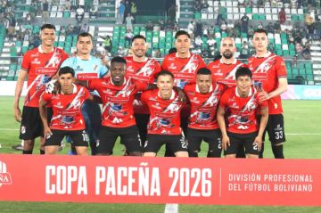 El cuadro de la banda roja posa para la prensa gráfica.