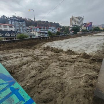 La Paz: Fuertes lluvias provocan crecida de ríos e inundaciones