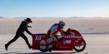 El Salar de Uyuni es escenario de competencia internacional de velocidad