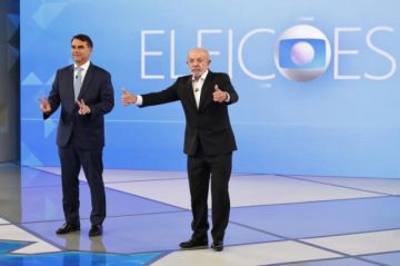El presidente de Brasil y candidato a la reelección, Luiz Inácio Lula da Silva (d), y el candidato de la oposición Flávio Bolsonaro. 