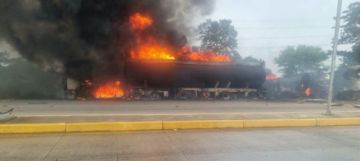 Santa Cruz: Dos camiones cisterna colisionan y provocan un gran incendio