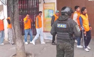 Sucre: Jóvenes arrestados por consumir bebidas @lc*hól1cas hicieron trabajo comunitario