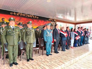 Autoridades que asistieron al acto cívico.