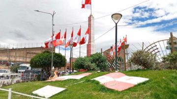 Las banderas potosinas flamearon para el desfile.