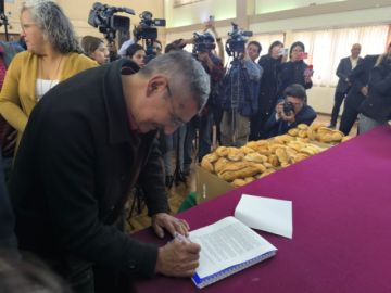 Gobierno y panificadores acuerdan mantener el precio del pan tras reunión en La Paz