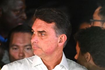 Flávio Bolsonaro dice que un juez le ha pedido entregar su pasaporte