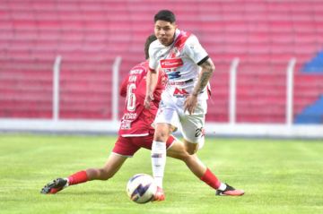 Schneider Peña escapa de su marcador.