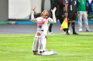 Carlos Abastoflor festeja el segundo gol de los rancho guitarras.
