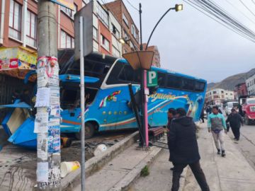 La Paz: Bus choca contra un kiosco y una parada del PumaKatari en Villa El Carmen