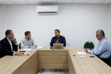 El encuentro de los líderes del Comite pro Santa Cruz, Amdecruz y el Ministerio de Economía. 
