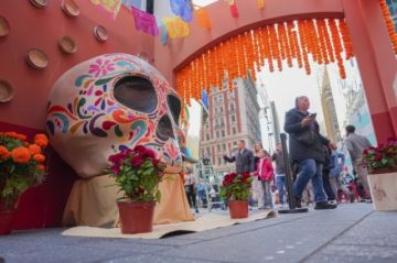 Catrinas gigantes y un altar mexicano en el popular Times Square en Nueva York