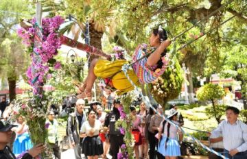 La ‘wallunk’a’, la tradición que da paso a la vida tras despedir a los difuntos en Bolivia