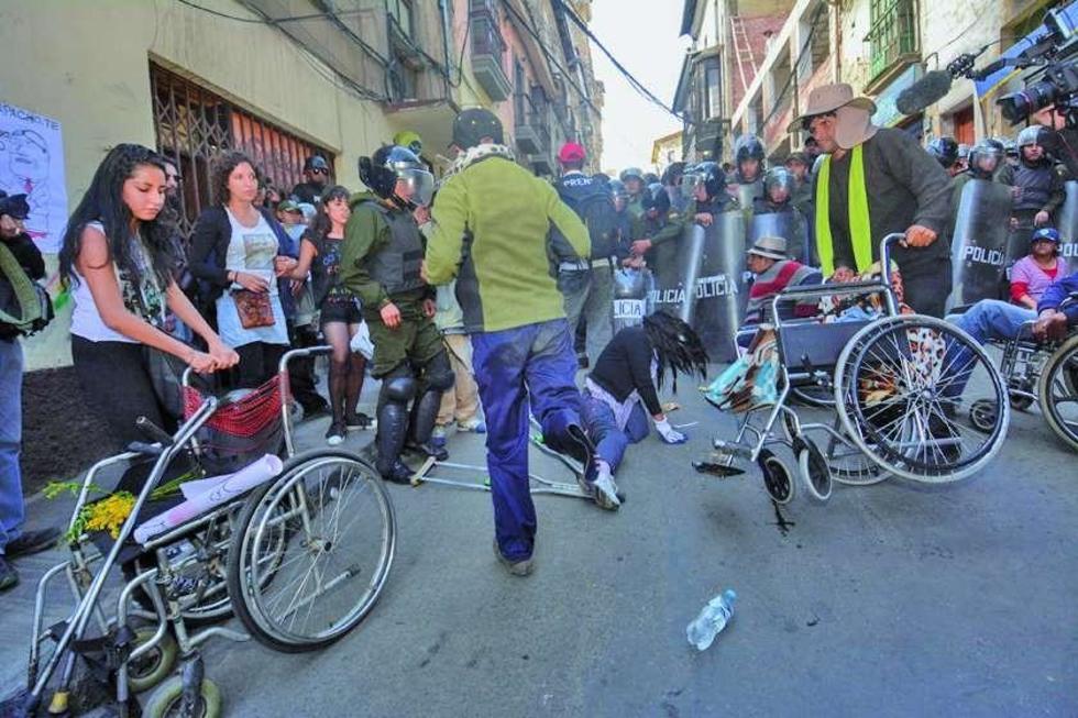 Discapacitados insisten en hablar con Evo sobre el bono de Bs 500