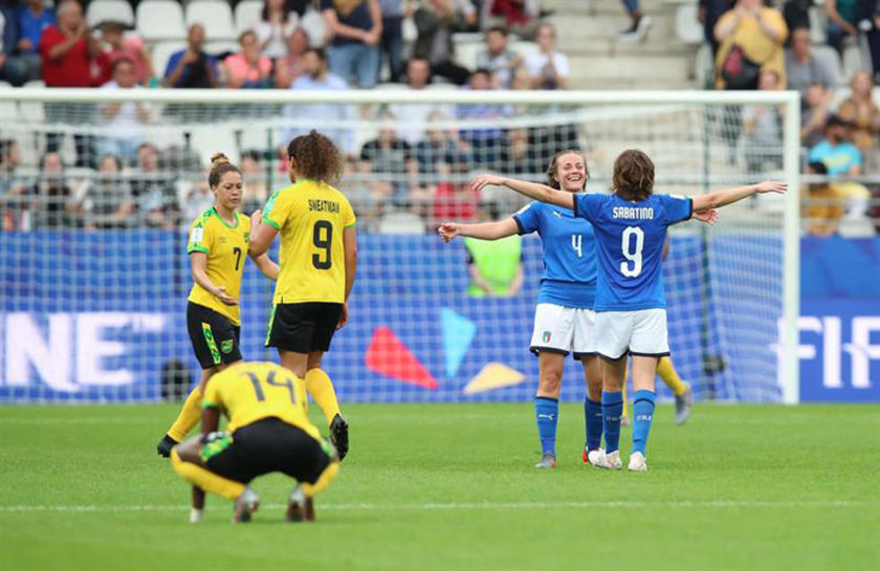 Italia gana y pasa a octavos de final