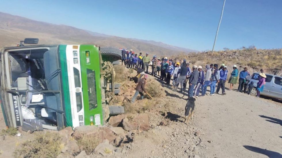 El vuelco de un bus dejó cinco pasajeros heridos