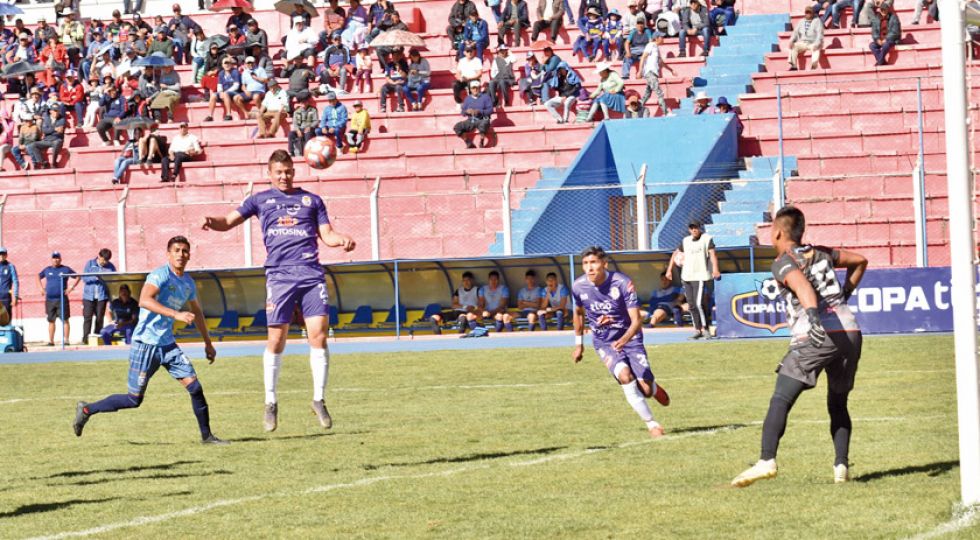 Real golea y sale del fondo de la tabla