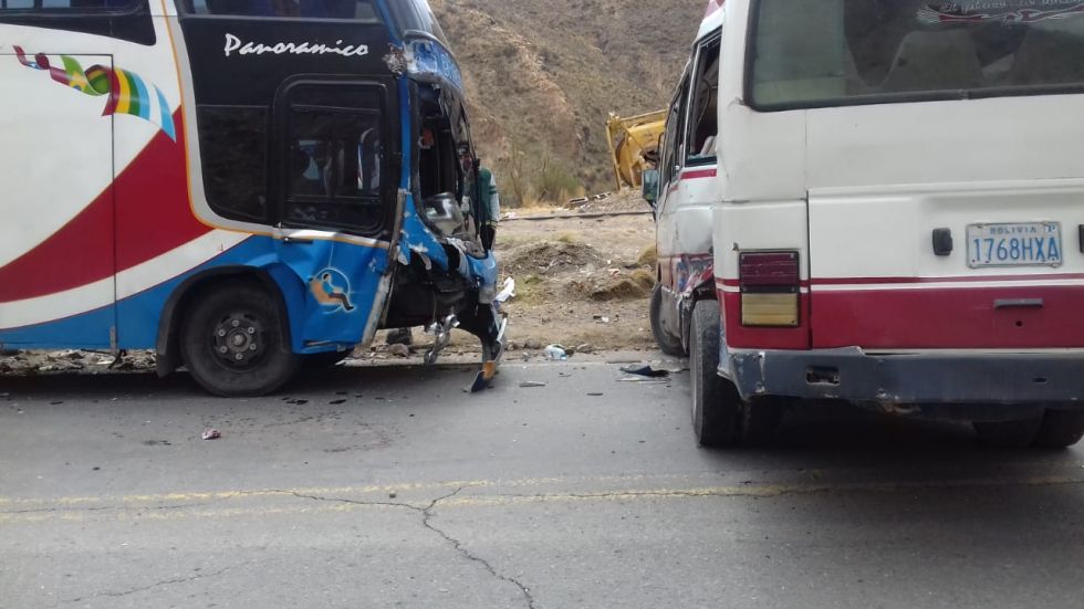 Exceso de velocidad causa accidente con tres personas heridas