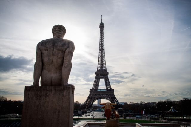 Evacúan la Torre Eiffel y sus alrededores por una alerta de bomba
