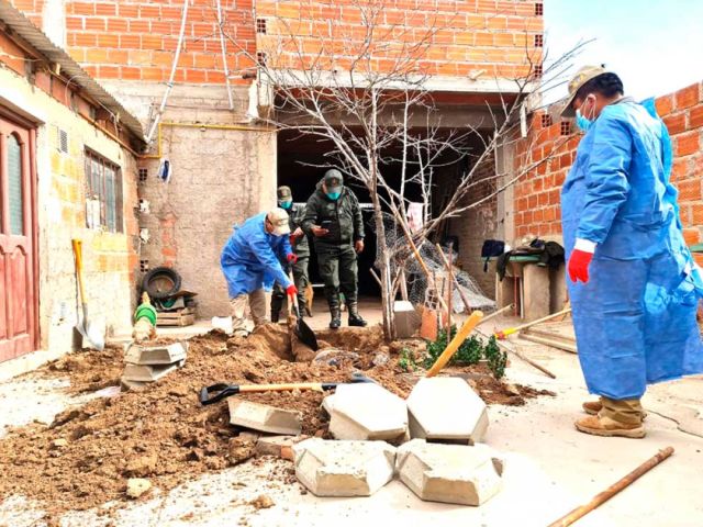 Encuentran enterrado el cuerpo de mujer en el patio de una casa